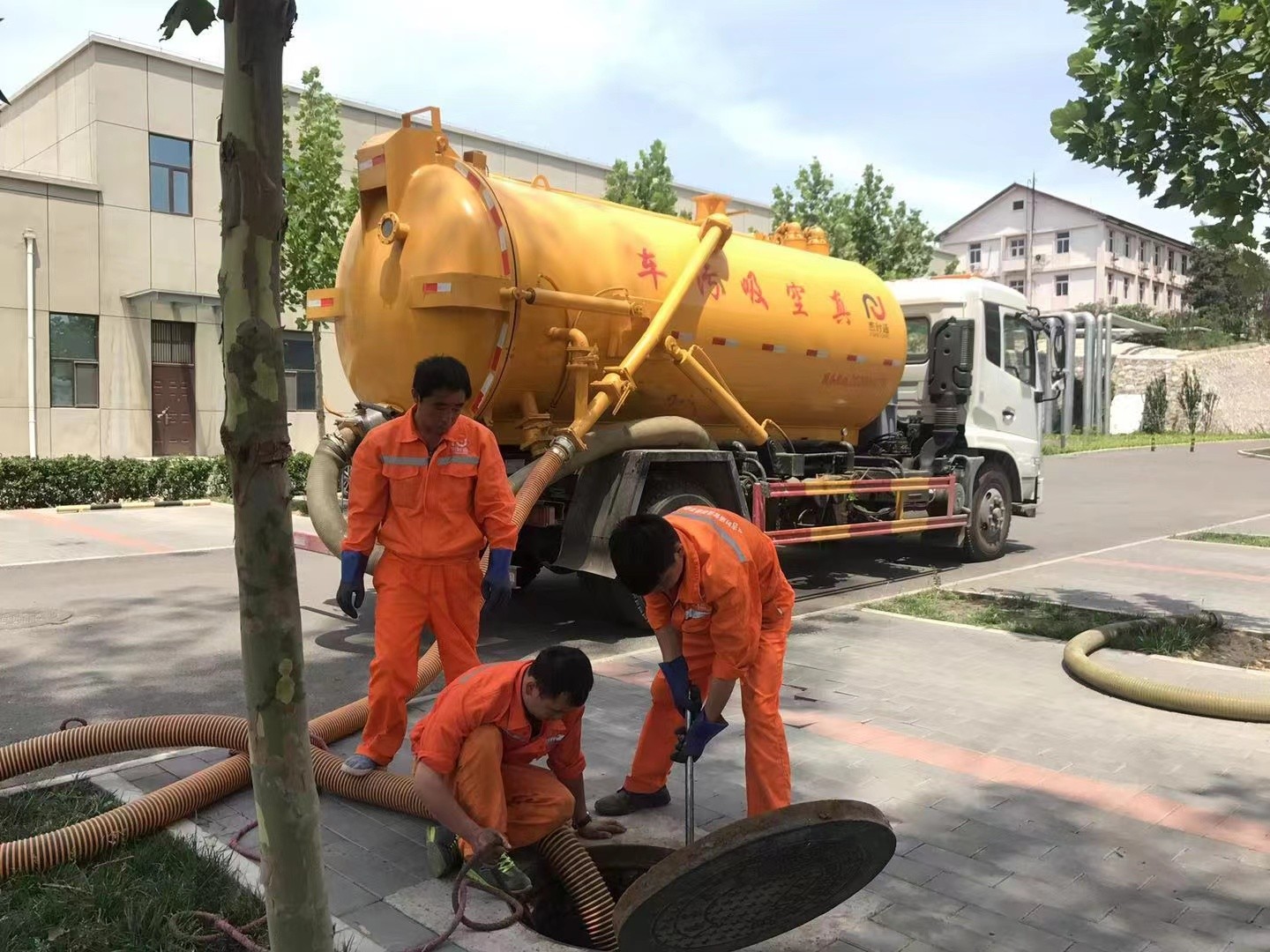 龙里管道疏通车停在窨井附近