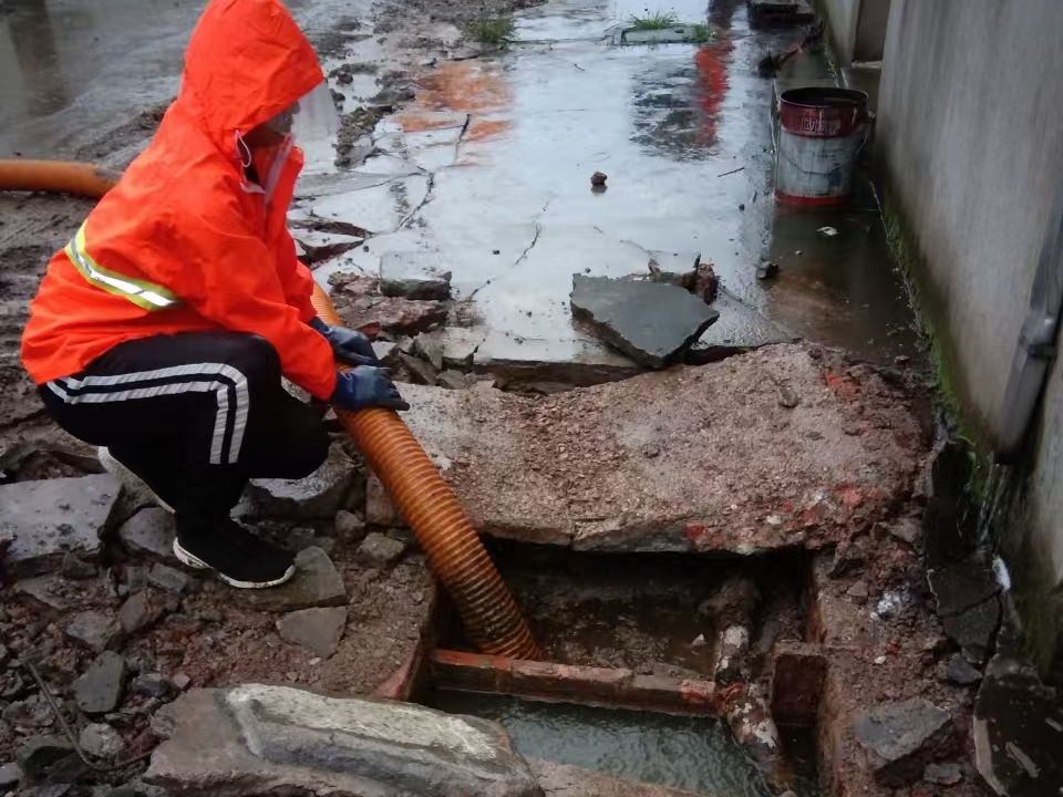 龙里专业清理污水池 炜誉市政以规范流程守护城市 “肠道”